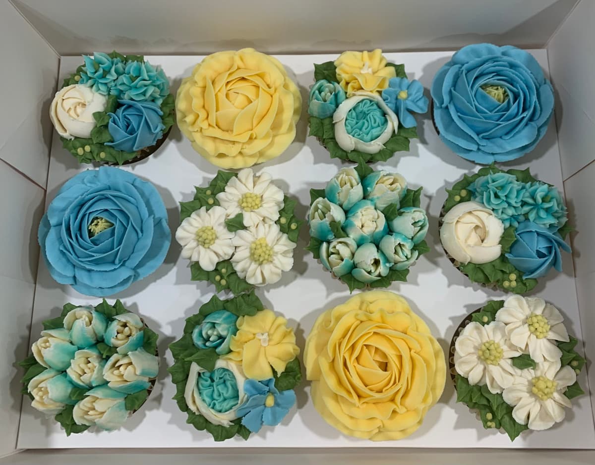 12 Floral Cupcakes